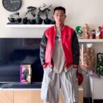 Kai-Yi Chang Instagram – 我的週日…

就是微微宿醉上班，0.75的微醺！
其實很快樂，今天簡單NIKE皮棒球外套
帥帥的外表，卡哇伊的內在～

Jacket @nike 
T-shirt @allgoodthing_store by @ringo21_ 
Pants @dazedtw 
Shoes @nike 
Accessories @goros_museum

#stylish #style #fashionblogger #lifestyle #lifestyleblogger #actorslife #actors #leatherjacketstyle #leatherjacket #newvintage #goros 國立國父紀念館National Dr.Sun Yat-sen Memorial Hall