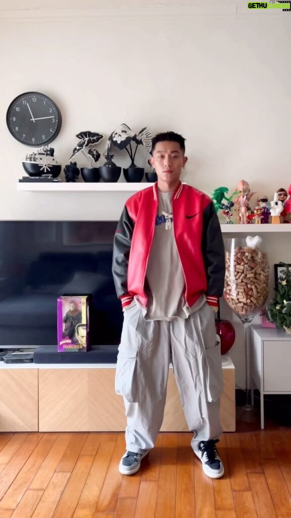 Kai-Yi Chang Instagram - 我的週日… 就是微微宿醉上班，0.75的微醺！ 其實很快樂，今天簡單NIKE皮棒球外套 帥帥的外表，卡哇伊的內在～ Jacket @nike T-shirt @allgoodthing_store by @ringo21_ Pants @dazedtw Shoes @nike Accessories @goros_museum #stylish #style #fashionblogger #lifestyle #lifestyleblogger #actorslife #actors #leatherjacketstyle #leatherjacket #newvintage #goros 國立國父紀念館National Dr.Sun Yat-sen Memorial Hall