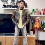 Kai-Yi Chang Instagram – 突然又降溫又飄雨。

要陪家姐逛街，那就是要穿上皮衣來禦寒…
帥氣的微喇叭牛仔褲、針織上衣！
這樣就夠帥了啦。

Leather jacket by @2ndstreet_taiwan 
Knitted top @stussy by @opmm.taipei 
Jeans @k_a_h_u_t 
Belt @commedesgarcons 

#stylish #style #fashionblogger #lifestyle #lifestyleblogger #actorslife #actors #leatherjacketstyle #leatherjacket #newvintage #stussy 國立國父紀念館National Dr.Sun Yat-sen Memorial Hall