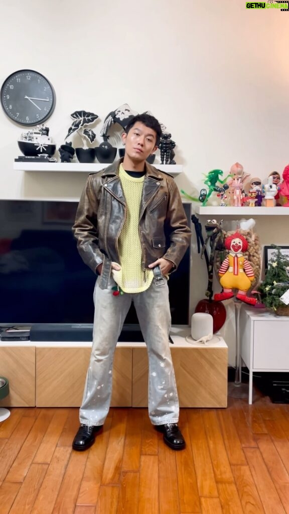 Kai-Yi Chang Instagram - 突然又降溫又飄雨。 要陪家姐逛街，那就是要穿上皮衣來禦寒… 帥氣的微喇叭牛仔褲、針織上衣！ 這樣就夠帥了啦。 Leather jacket by @2ndstreet_taiwan Knitted top @stussy by @opmm.taipei Jeans @k_a_h_u_t Belt @commedesgarcons #stylish #style #fashionblogger #lifestyle #lifestyleblogger #actorslife #actors #leatherjacketstyle #leatherjacket #newvintage #stussy 國立國父紀念館National Dr.Sun Yat-sen Memorial Hall