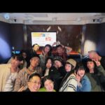 Kai-Yi Chang Instagram - 關於昨天尾牙-「嬉皮士」 根本沒有幾個人認真給我變裝啊！ 我還去買偽髒辮的帽子，原本以為會很嬉皮… 沒想到，整個超像印第安的朋友或琥碧戈柏… 我也很愛啦！沒差啦。 話說；在廁所拍照…夠嬉皮吧！ MM今年尾牙，好好玩、好開心、好溫暖。 謝謝鍾瑶、鍾禾、大姐還有UP！ #happynewyear #2024 #hippie #hippiestyle #hippielife #hippiefashion #hippiechic #chill 星聚點文創