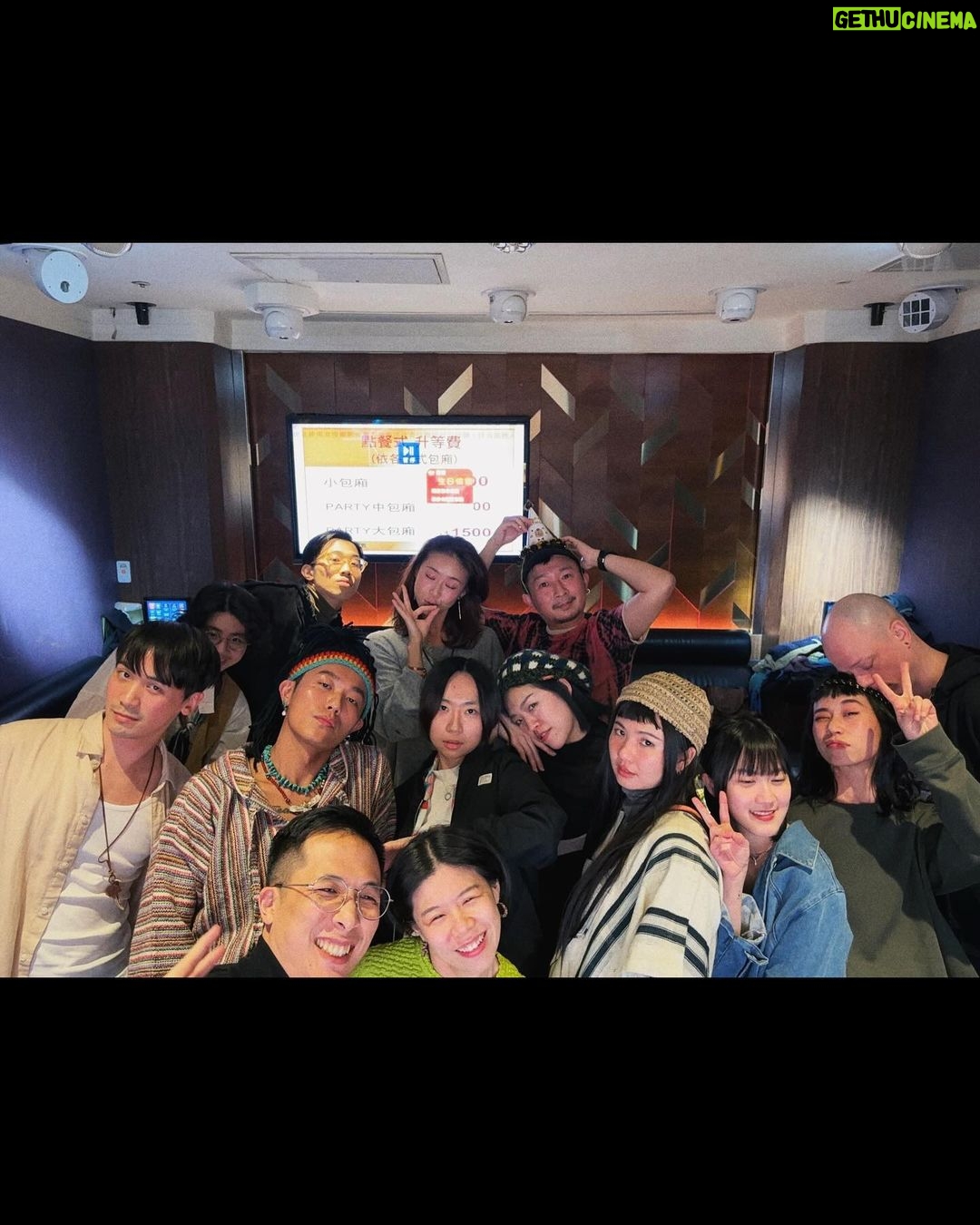 Kai-Yi Chang Instagram - 關於昨天尾牙-「嬉皮士」 根本沒有幾個人認真給我變裝啊! 我還去買偽髒辮的帽子,原本以為會很嬉皮… 沒想到,整個超像印第安的朋友或琥碧戈柏… 我也很愛啦!沒差啦。 話說;在廁所拍照…夠嬉皮吧! MM今年尾牙,好好玩、好開心、好溫暖。 謝謝鍾瑶、鍾禾、大姐還有UP! #happynewyear #2024 #hippie #hippiestyle #hippielife #hippiefashion #hippiechic #chill 星聚點文創