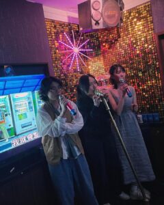 Kai-Yi Chang Instagram - 關於昨天尾牙-「嬉皮士」 根本沒有幾個人認真給我變裝啊！ 我還去買偽髒辮的帽子，原本以為會很嬉皮… 沒想到，整個超像印第安的朋友或琥碧戈柏… 我也很愛啦！沒差啦。 話說；在廁所拍照…夠嬉皮吧！ MM今年尾牙，好好玩、好開心、好溫暖。 謝謝鍾瑶、鍾禾、大姐還有UP！ #happynewyear #2024 #hippie #hippiestyle #hippielife #hippiefashion #hippiechic #chill 星聚點文創