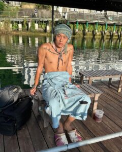 Kai-Yi Chang Instagram - 突然想起KAPITAL花絮沒分享… 在去年拍攝 @kapitalglobal 的幕後花絮，這麼多可愛的時刻，卻忘記分享…該死！ 不管是跳日月潭、平田和宏先生吃小吃、大家一起打麻將…都是非常不同凡響的回憶。 今年，我一定要去東京-惠比壽找大家！ #BLUEMAGPIE #藍鵲 #denim #嬉皮士 #調和 #harmony #LOVEandPEACEandHARMONY #CRAFTMANSHIPandLIVERTY #challenge #factorybrand #kapital #kountry #2024 日月潭朝霧碼頭