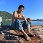 Kai-Yi Chang Instagram - 突然想起KAPITAL花絮沒分享… 在去年拍攝 @kapitalglobal 的幕後花絮，這麼多可愛的時刻，卻忘記分享…該死！ 不管是跳日月潭、平田和宏先生吃小吃、大家一起打麻將…都是非常不同凡響的回憶。 今年，我一定要去東京-惠比壽找大家！ #BLUEMAGPIE #藍鵲 #denim #嬉皮士 #調和 #harmony #LOVEandPEACEandHARMONY #CRAFTMANSHIPandLIVERTY #challenge #factorybrand #kapital #kountry #2024 日月潭朝霧碼頭
