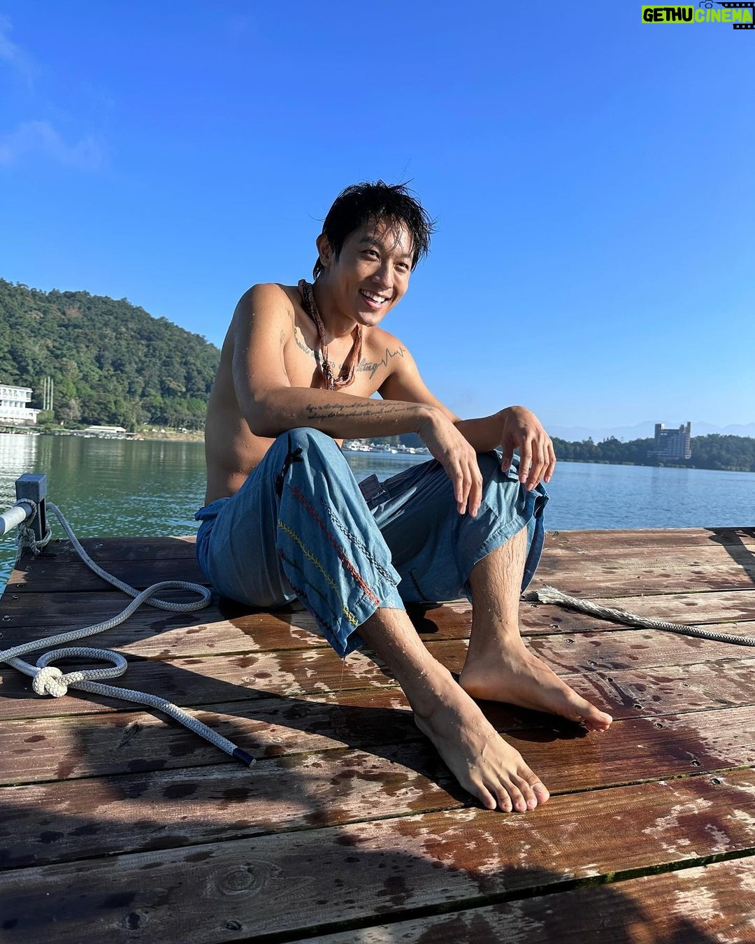 Kai-Yi Chang Instagram - 突然想起KAPITAL花絮沒分享… 在去年拍攝 @kapitalglobal 的幕後花絮,這麼多可愛的時刻,卻忘記分享…該死! 不管是跳日月潭、平田和宏先生吃小吃、大家一起打麻將…都是非常不同凡響的回憶。 今年,我一定要去東京-惠比壽找大家! #BLUEMAGPIE #藍鵲 #denim #嬉皮士 #調和 #harmony #LOVEandPEACEandHARMONY #CRAFTMANSHIPandLIVERTY #challenge #factorybrand #kapital #kountry #2024 日月潭朝霧碼頭