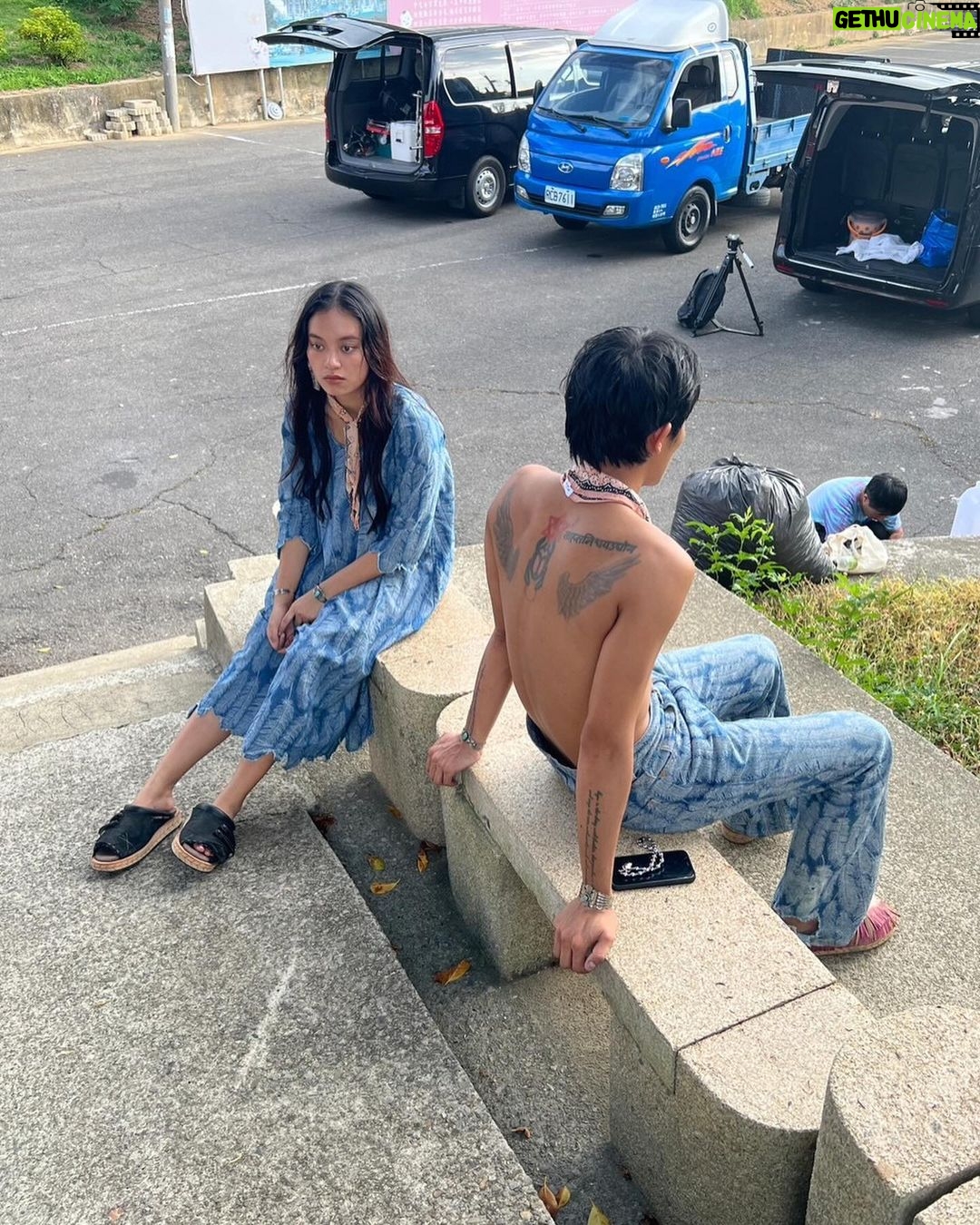 Kai-Yi Chang Instagram - 突然想起KAPITAL花絮沒分享… 在去年拍攝 @kapitalglobal 的幕後花絮,這麼多可愛的時刻,卻忘記分享…該死! 不管是跳日月潭、平田和宏先生吃小吃、大家一起打麻將…都是非常不同凡響的回憶。 今年,我一定要去東京-惠比壽找大家! #BLUEMAGPIE #藍鵲 #denim #嬉皮士 #調和 #harmony #LOVEandPEACEandHARMONY #CRAFTMANSHIPandLIVERTY #challenge #factorybrand #kapital #kountry #2024 日月潭朝霧碼頭