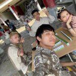 Kai-Yi Chang Instagram - 突然想起KAPITAL花絮沒分享… 在去年拍攝 @kapitalglobal 的幕後花絮，這麼多可愛的時刻，卻忘記分享…該死！ 不管是跳日月潭、平田和宏先生吃小吃、大家一起打麻將…都是非常不同凡響的回憶。 今年，我一定要去東京-惠比壽找大家！ #BLUEMAGPIE #藍鵲 #denim #嬉皮士 #調和 #harmony #LOVEandPEACEandHARMONY #CRAFTMANSHIPandLIVERTY #challenge #factorybrand #kapital #kountry #2024 日月潭朝霧碼頭