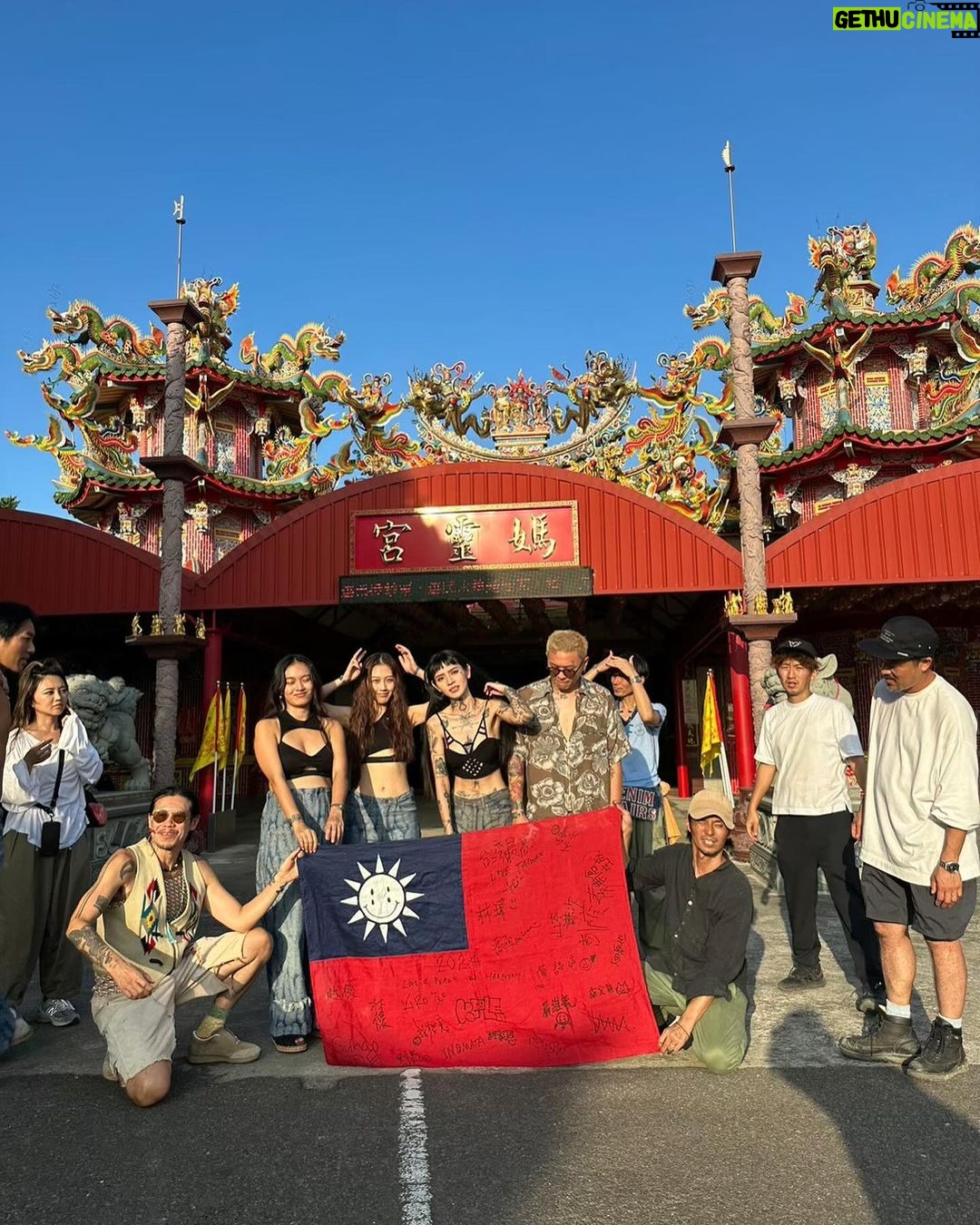 Kai-Yi Chang Instagram - 突然想起KAPITAL花絮沒分享… 在去年拍攝 @kapitalglobal 的幕後花絮,這麼多可愛的時刻,卻忘記分享…該死! 不管是跳日月潭、平田和宏先生吃小吃、大家一起打麻將…都是非常不同凡響的回憶。 今年,我一定要去東京-惠比壽找大家! #BLUEMAGPIE #藍鵲 #denim #嬉皮士 #調和 #harmony #LOVEandPEACEandHARMONY #CRAFTMANSHIPandLIVERTY #challenge #factorybrand #kapital #kountry #2024 日月潭朝霧碼頭