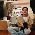 Kai-Yi Chang Instagram – 一個突然變冷…

趕快回家避寒，不知道要幹嘛的週六夜晚…
只好回家把剩下的「絕對無敵」組裝完
當然要繼續尻杯烈酒暖暖身子，明天MM見。

嘿美，很可愛的過來討摸摸！！！

#stylish #style #fashionblogger #lifestyle #lifestyleblogger #actorslife #actors #goros #chromhearts #kapital #newvintage #acnestudios 國立國父紀念館National Dr.Sun Yat-sen Memorial Hall