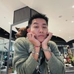 Kai-Yi Chang Instagram – 探班の日。

帶著寶寶UOMO來探姨姨的班…
他一定想說：有完沒完？
在MM也是這些人，來松菸還是這些人…？

不好意思，MM無所不在。

歡迎來hof cafe找之之姐喝咖啡，再過來誠品CA4LA找Bon姐買帽子，你的一天就會很美好！

#lifestyle #lifestyleblogger #actor #ca4la #ca4lahat #ca4lataiwan #actorlifestyle #actorslife 松山文創園區 SCCP Taipei