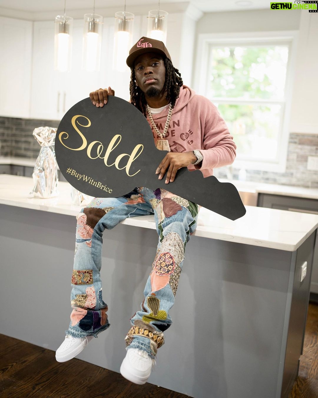 Kai Cenat Instagram - I Officially Accomplished The ONE Goal I’ve Always Dreamed Of As A Kid “Moving My Family Out The Hood” & Now I’m here Closing On My Mom’s First House Of MANY🏠BLESSINGS🍾