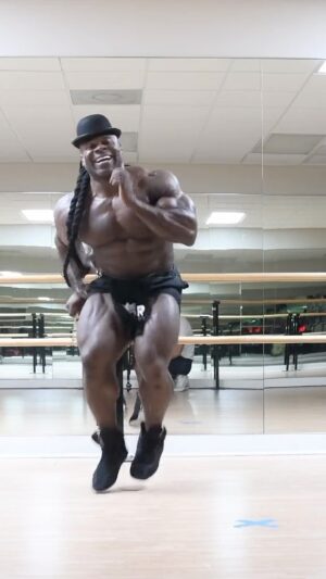 Kai Greene Instagram - Wait till the end…🤣

Heading into February and making every step count with the one and only signature series @ryderwear D-MAKS.

#KaiGreene
#Ryderwear