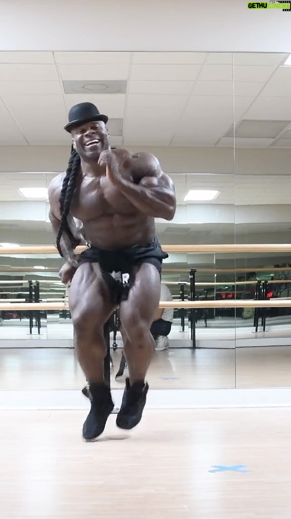Kai Greene Instagram - Wait till the end…🤣 Heading into February and making every step count with the one and only signature series @ryderwear D-MAKS. #KaiGreene #Ryderwear