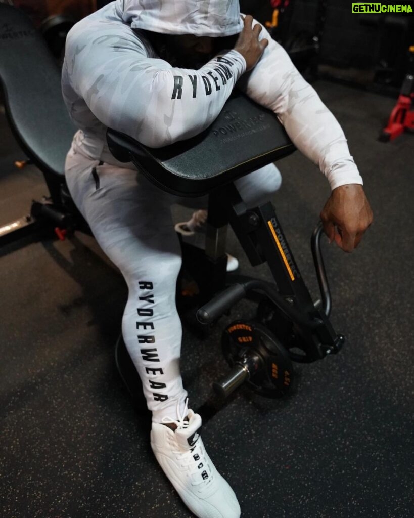 Kai Greene Instagram - PREPARE TO DOMINATE ✔️ Dominate every training session by combining the benefits of barefoot training with @ryderwear innovative D-MAK stable foundation. The D-Mak is the OG, lightweight, lifting shoe built for a lifetime of heavy lifts! Lock in and notice a difference in performance the moment you lace up. Constructed with the most demanding and premium materials, the D-Mak flat rubber sole, comfort cushioning, and padded support make for next level performance. Whether you’re at the gym giving everything you got or living life life on your terms, #Ryderwear makes the impossible possible! 💲 Extra 10% OFF 💪🏾 Use Code: KAI10 📲 www.ryderwear.com/kai #KaiGreene #Ryderwear