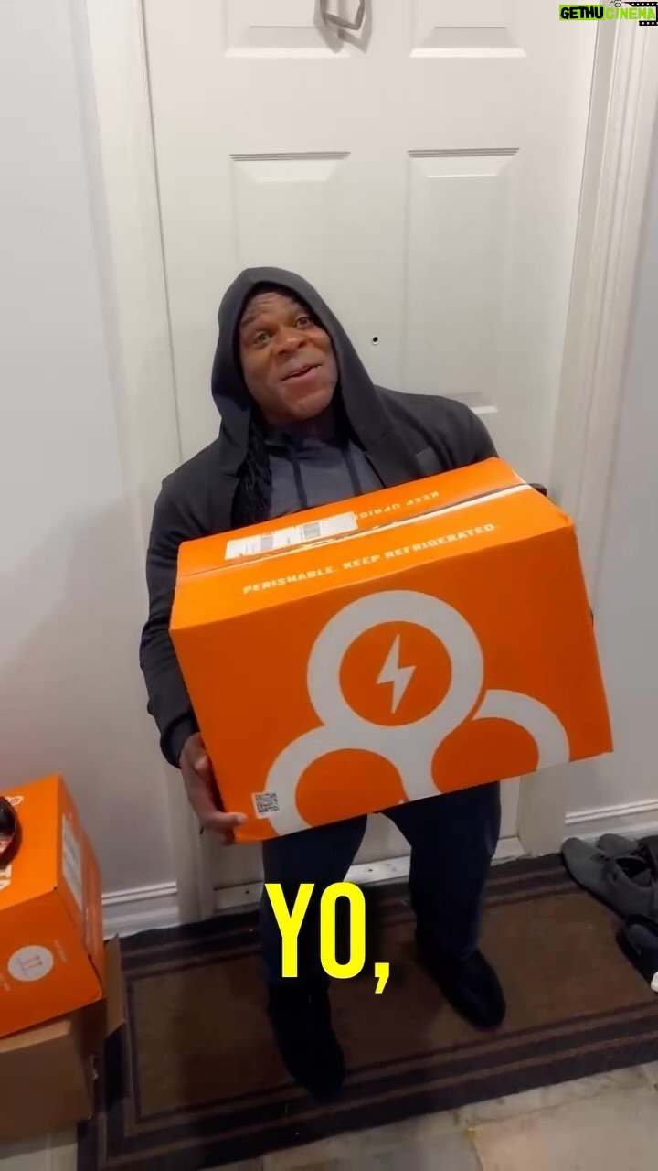 Kai Greene Instagram - Unwrapping GAINS! @Trifecta just dropped off mine and Mini Kaiβs latest meal prep just in time for the holidays! ππ Quality ingredients, tailored portions, every bite will have us FUELED going into the New Year! Click the link in my bio to start the New Year right! πͺπ #trifecta #mealprep