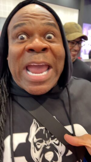 Kai Greene Instagram - WE ARE IN THE BUILDING! #DubaiMuscleShow 
ARENA HALL ( Across from Hall 1 ) 
Booth -> @CoreChamps 💪🏽
