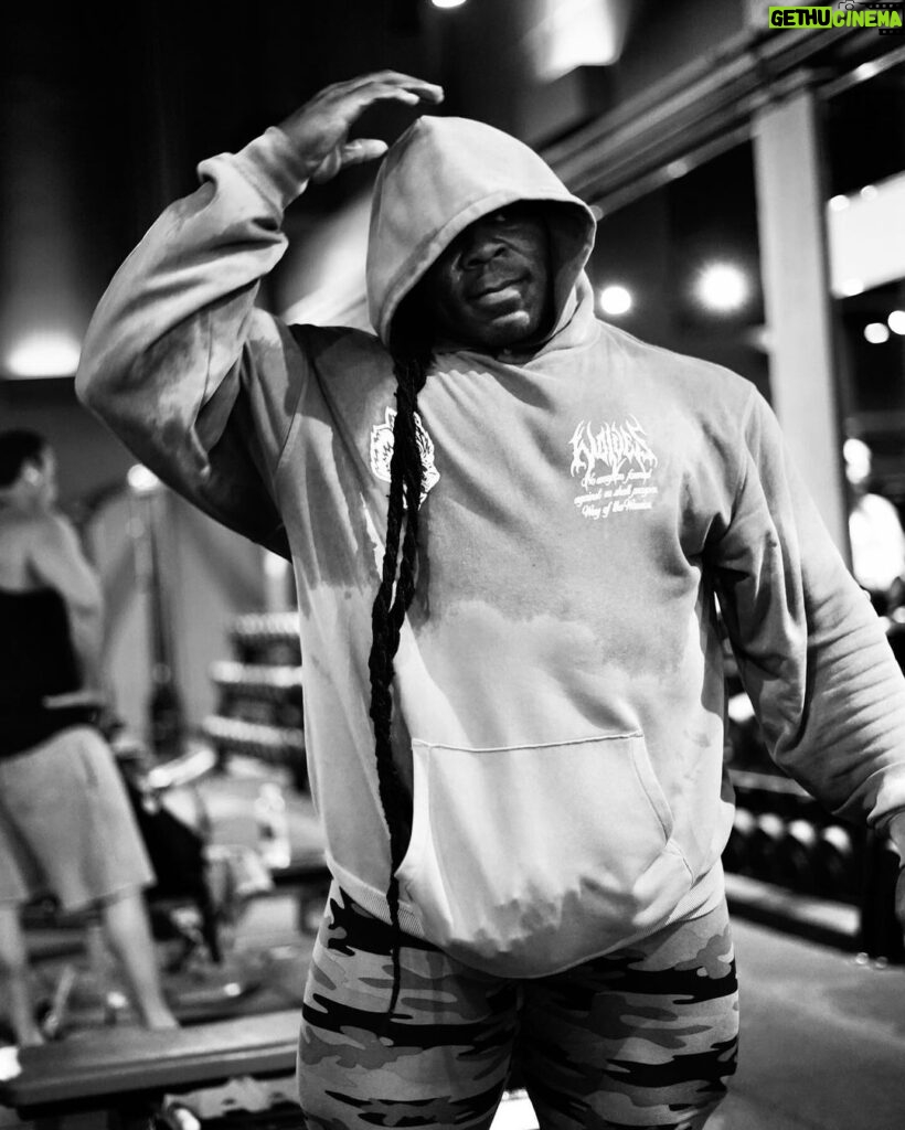 Kai Greene Instagram - GRIT BEFORE GLORY 🐺 Wolves together till the wheels fall off “ LOST DESIGN COLLECTION ” @darcsport drops tonight 6 PM PST Link in bio 🔗 Use Code: “KAI” At Checkout 💪🏾 #KaiGreene #DarcSport #ThoughtsBecomeThings