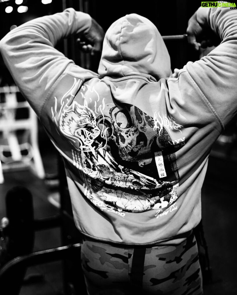 Kai Greene Instagram - GRIT BEFORE GLORY 🐺 Wolves together till the wheels fall off “ LOST DESIGN COLLECTION ” @darcsport drops tonight 6 PM PST Link in bio 🔗 Use Code: “KAI” At Checkout 💪🏾 #KaiGreene #DarcSport #ThoughtsBecomeThings