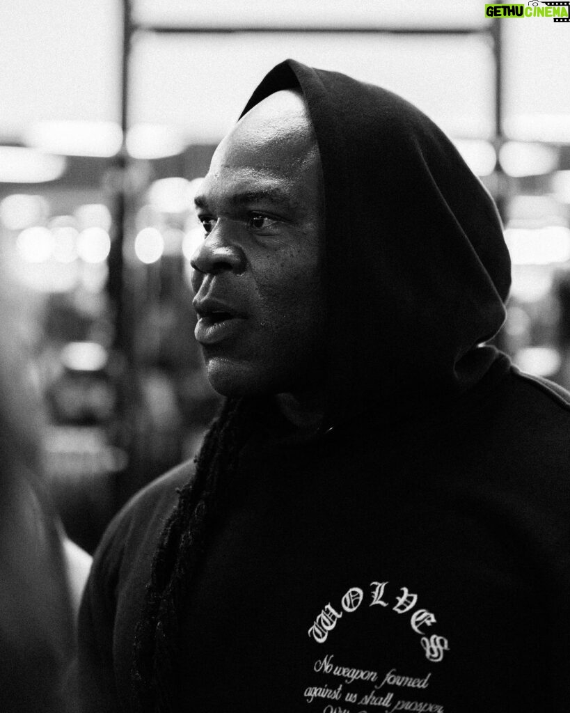 Kai Greene Instagram - ONLYUS🐺 Wolves Club Classic + Only Sale of the Year. @darcsport Drops at 6pm PST. Collection is limited, join the DARC 🌑 USE MY CODE "KAI" AT CHECKOUT💪🏿 #KaiGreene #DarcSport