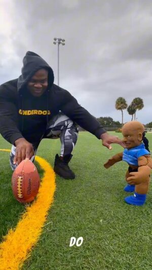 Kai Greene Instagram - Play with Me and MiniKai this season and you might just win! Download @underdogfantasy (link in bio)
Use my Code KaiGreene, deposit anywhere from $10-$200 and get your deposit matched! Let’s goooo 🏈 
#kaigreene #underdogfantasy
