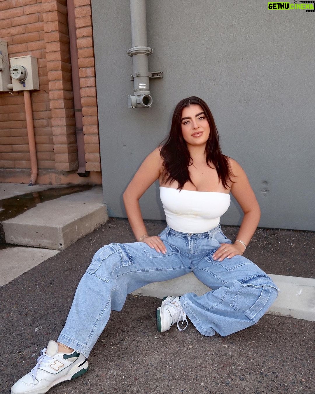 Kalani Hilliker Instagram - Happy Monday! Wishing everyone a good start to your week🫶🏼🩷 Scottsdale, Arizona