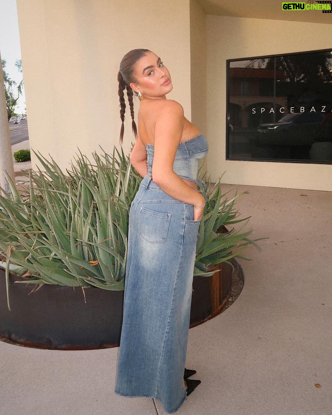 Kalani Hilliker Instagram - My Britney Spears moment 💙 Scottsdale, Arizona