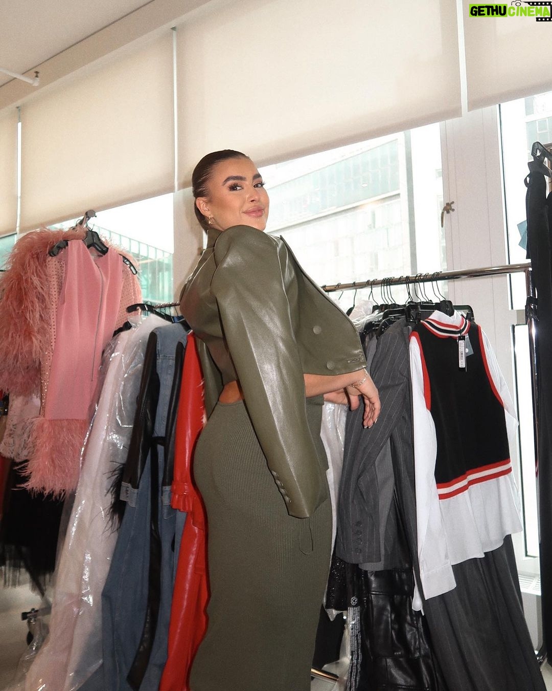 Kalani Hilliker Instagram - Fitting for @aliceandolivia presentationš¤ New York, New York