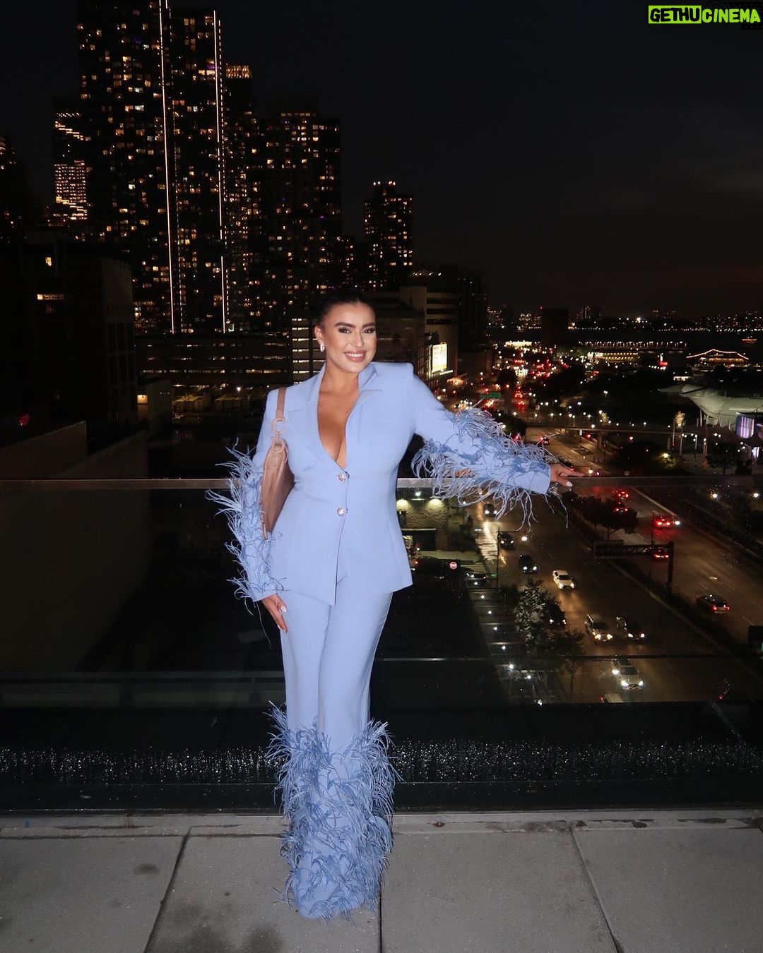 Kalani Hilliker Instagram - @jovanifashions last night 🤍🌃 New York, New York
