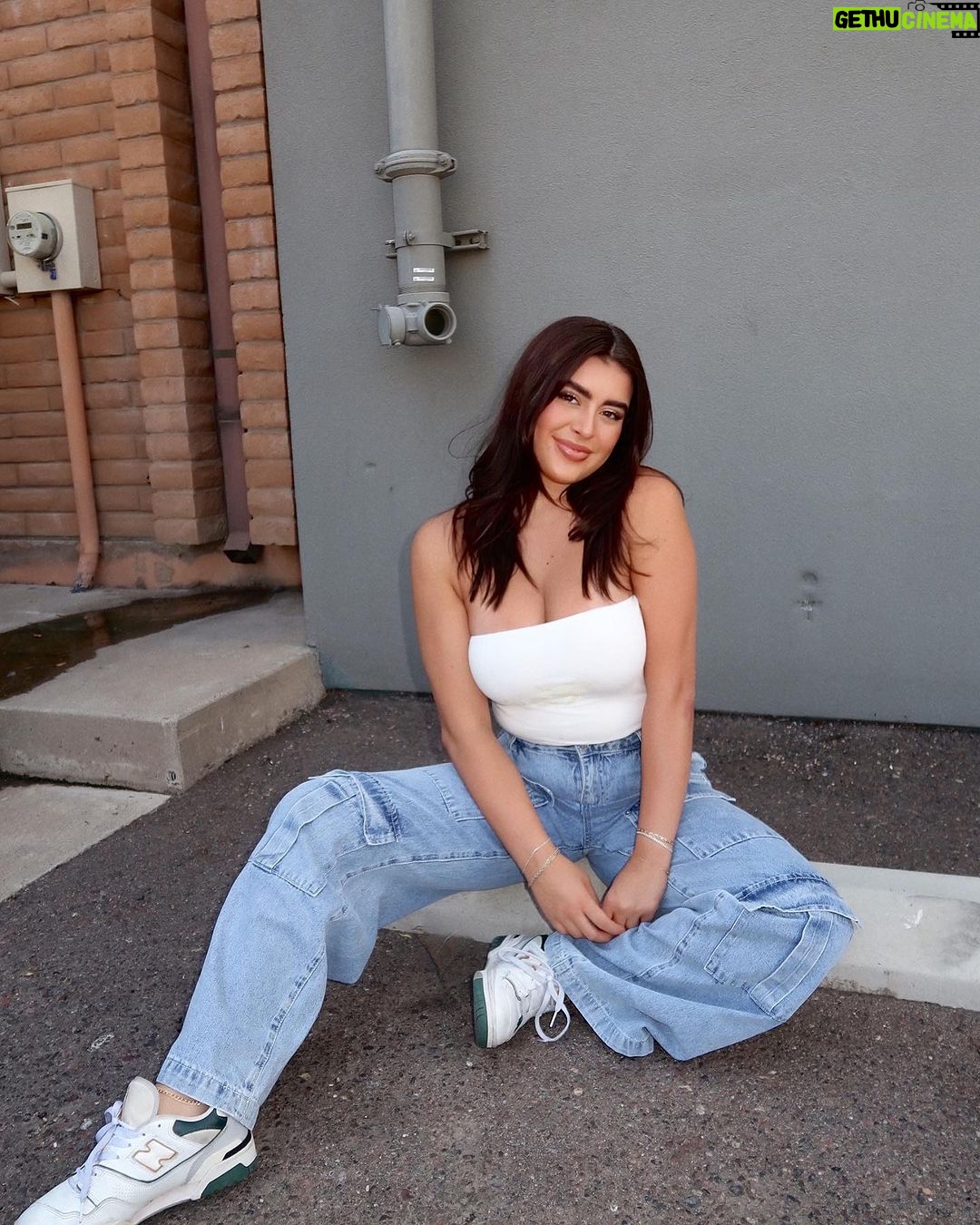 Kalani Hilliker Instagram - Happy Monday! Wishing everyone a good start to your week🫶🏼🩷 Scottsdale, Arizona