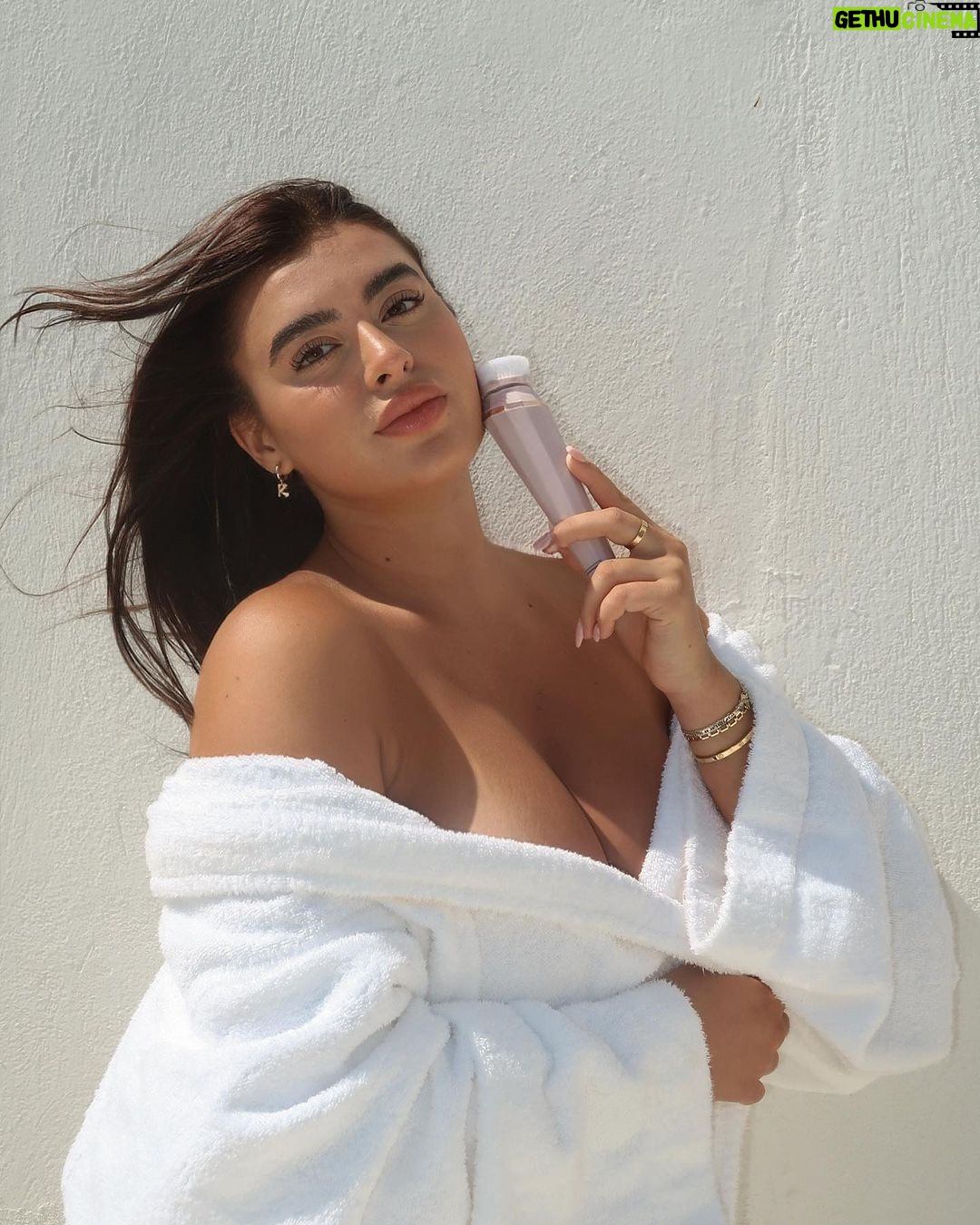Kalani Hilliker Instagram - For all my skin care lovers…🩵 new @karebykalani klarify brush! Perfect to help clean the skin with multiple different attachments! Shop now at Kare.shop 🤍