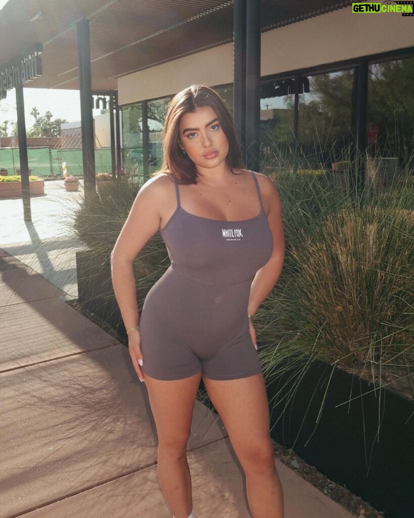 Kalani Hilliker Instagram - who’s getting their morning hot girl walk in?🚶🏻‍♀️🤎🫶🏻 Scottsdale, Arizona