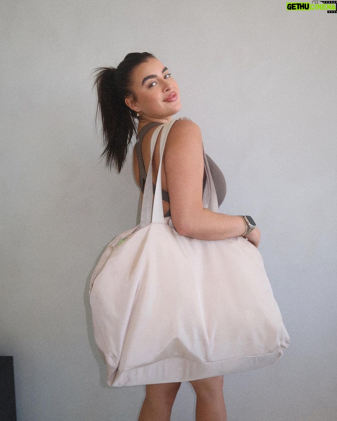 Kalani Hilliker Instagram - on the gooo πΆπ»ββοΈπ€ Karefree Karryall bag exclusively sold on Kare.shop π«ΆπΌ my go to bag for travel, gym, and everyday β¨ Scottsdale, Arizona