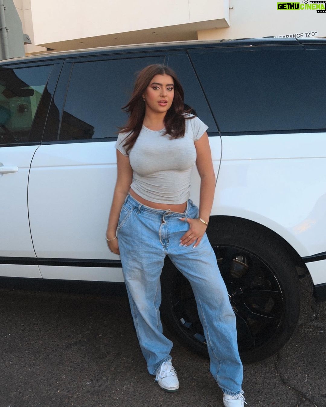 Kalani Hilliker Instagram - Casual Friday🩶