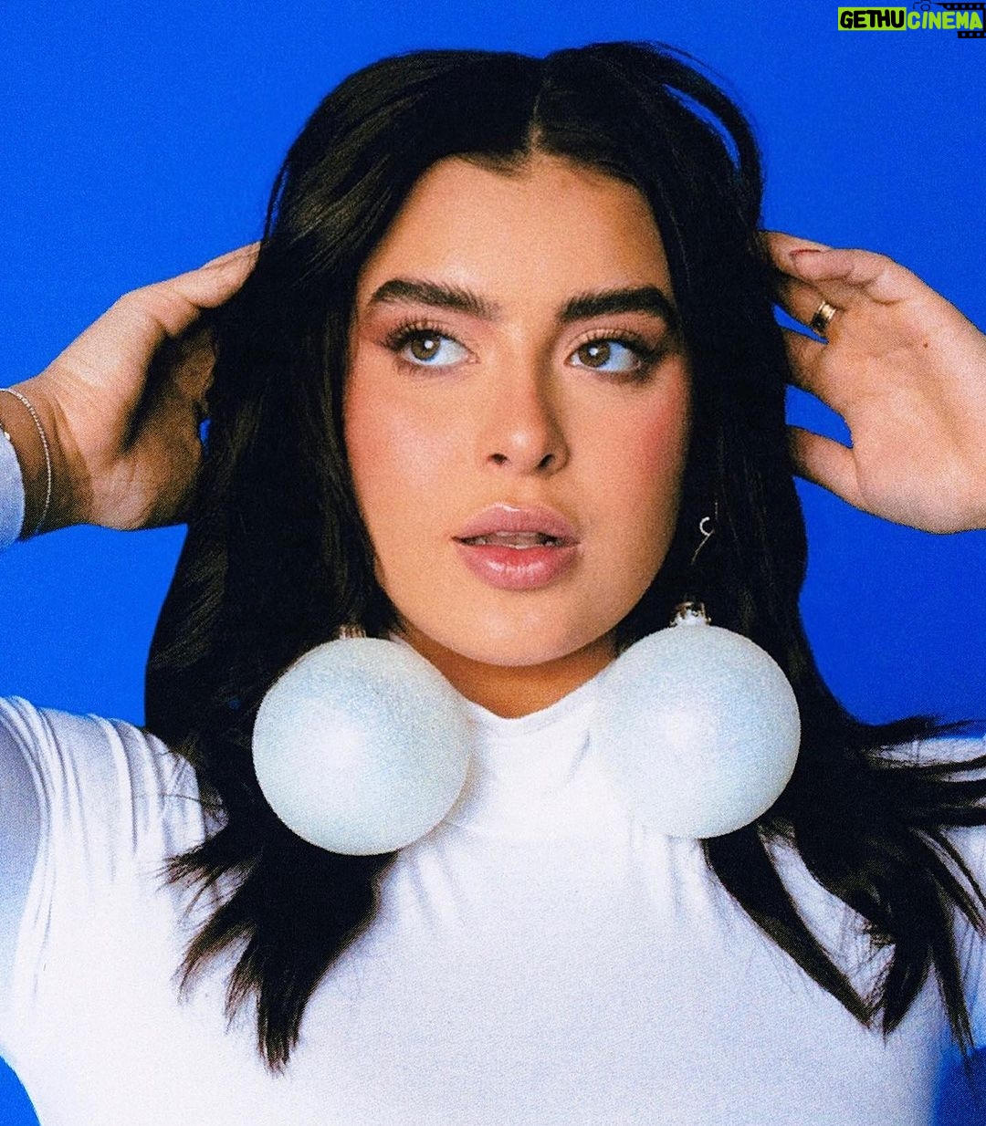 Kalani Hilliker Instagram - my holiday earrings🤍🎁