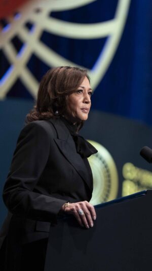 Kamala Harris Instagram - While Democrats try to ban assault weapons, extremist Republicans try to ban books.