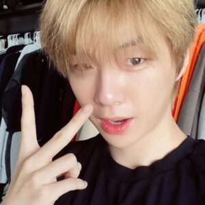 Kang Daniel Instagram - 갑자기 가을🌭