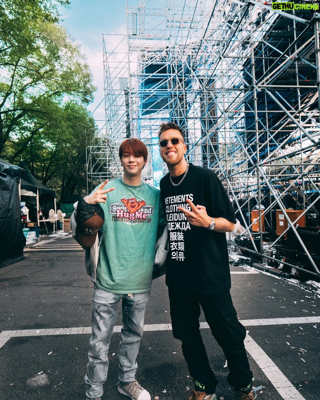 Kang Daniel Instagram - 🇳🇱 & 🇰🇷 in Korea! Amazing to meet each other! Future awaits!