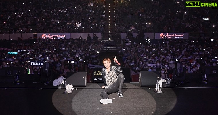 Kang Daniel Instagram - Amazing memories at UK.Manchester and MY 🍻
