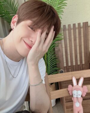 Kang Daniel Instagram - Thank you #kaws! 
Sry for late😿😸😸