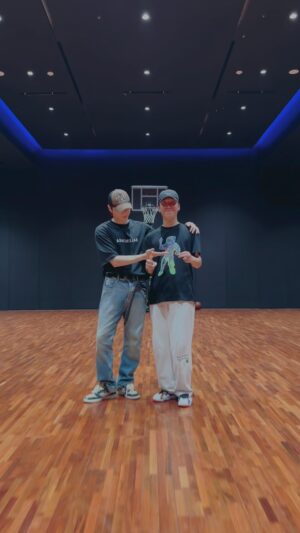 Kang Daniel Instagram - BTS 선배님들의 퍼포먼스디렉터 칭구 @noah_nakta 와
하이브 방문기념 챌린지!!🙏
#BTS #JungKook #Seven #challenge 
#너무좋아아