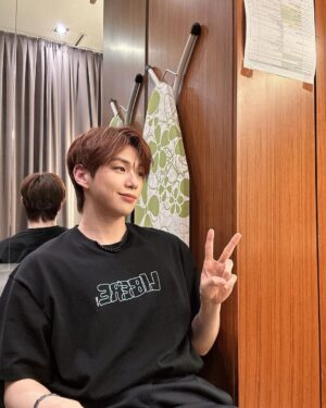 Kang Daniel Instagram - 🤨😏