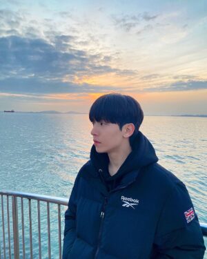Kang Min Instagram - #협찬 @reebok @reebokkorea

추운 날씨 나를 지켜주는 패딩☃️

#리복 #리복클래식 #숏패딩
#겨울바다