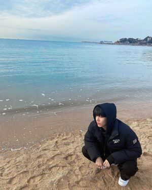 Kang Min Instagram - #협찬 @reebok @reebokkorea

추운 날씨 나를 지켜주는 패딩☃️

#리복 #리복클래식 #숏패딩
#겨울바다