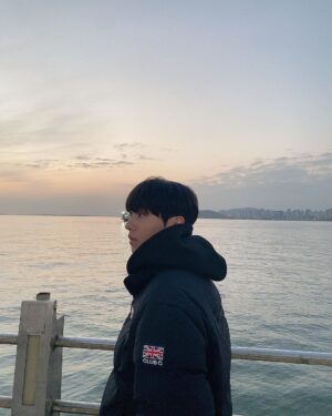 Kang Min Instagram - #협찬 @reebok @reebokkorea

추운 날씨 나를 지켜주는 패딩☃️

#리복 #리복클래식 #숏패딩
#겨울바다