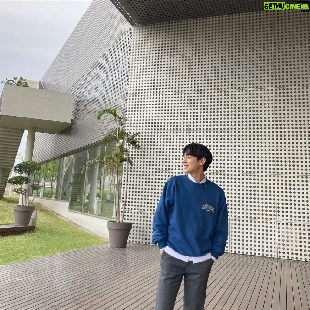 Kang Yoo-seok Instagram - 이번 새빛남고 학생회를 통해 정말 많이배우고 좋은친구들 스탭분들과 너무나도 재밌고 촬영한거 같아서 행복하네요. 그리고 무엇보다 여러분들의 사랑덕분에 행복했습니다! -신우-🐶