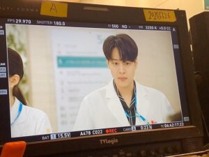 Kang Yoo-seok Instagram - 추운겨울날 촬영을 시작하고 어느덧 가을바람과함께 벌써 종방이네요! 같이 촬영한 스탭분들 선배님들 그동안 많이 배우고 감사했습니다💓 -기영🙇‍♂️-
