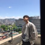 Kang Yoo-seok Instagram - 어느덧 한 해가 갔네, 26살도 아직 낯선데 벌써 27살이라니. 내가 이루고 싶던 것들, 내가 하고 싶던 것들, 많은 것들 중에 이룬 것도 이루지 못한 것도 있지만, 고생했다. 올 한해 공연도, 촬영도, 함께 한 사람들, 나의 청강을 허락해준 연실3친구들, 그리고 일일이 적지는 못해도 내 곁에 있어주는 모든 나의 사람들에게 감사한 한 해 였습니다. 내년에도 앞으로도 쭉 사랑합시다.