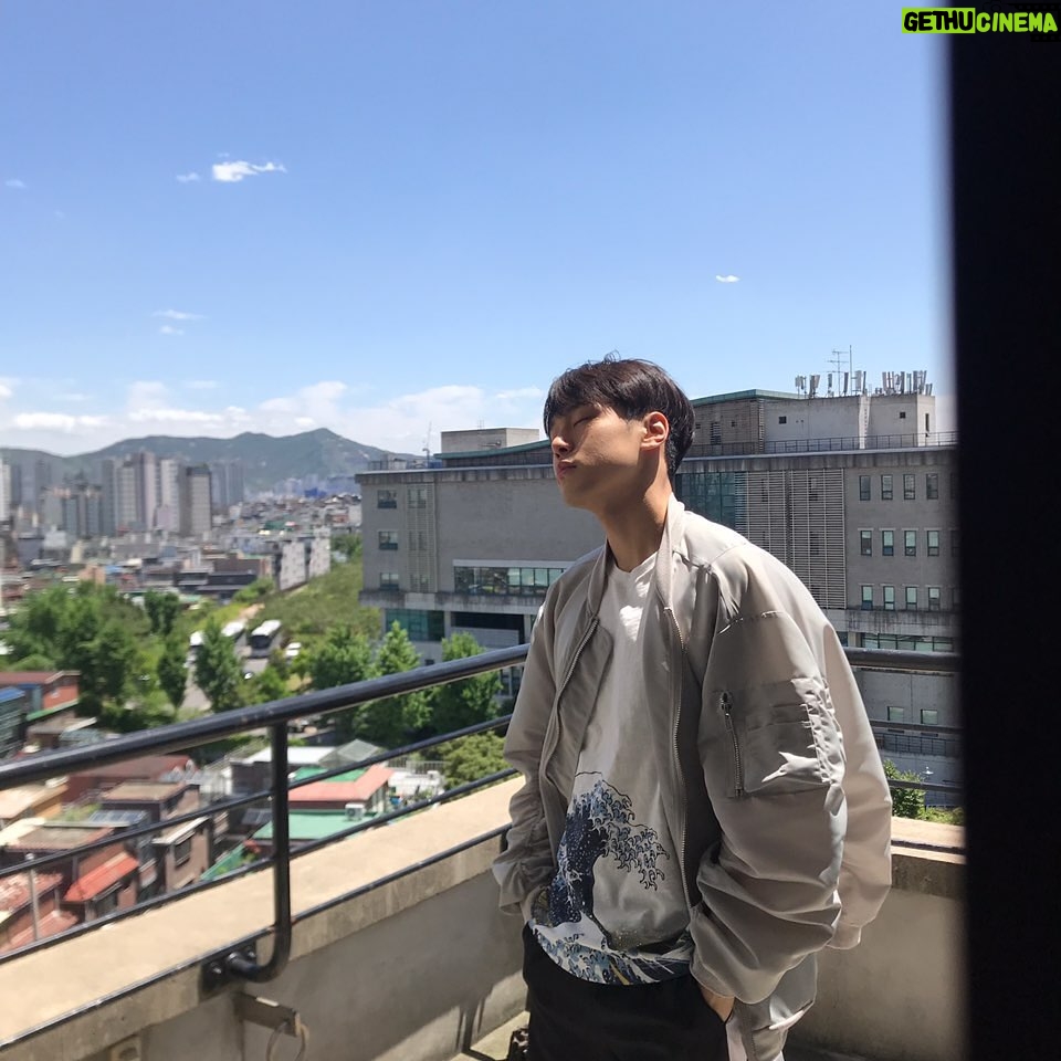 Kang Yoo-seok Instagram - 어느덧 한 해가 갔네, 26살도 아직 낯선데 벌써 27살이라니. 내가 이루고 싶던 것들, 내가 하고 싶던 것들, 많은 것들 중에 이룬 것도 이루지 못한 것도 있지만, 고생했다. 올 한해 공연도, 촬영도, 함께 한 사람들, 나의 청강을 허락해준 연실3친구들, 그리고 일일이 적지는 못해도 내 곁에 있어주는 모든 나의 사람들에게 감사한 한 해 였습니다. 내년에도 앞으로도 쭉 사랑합시다.