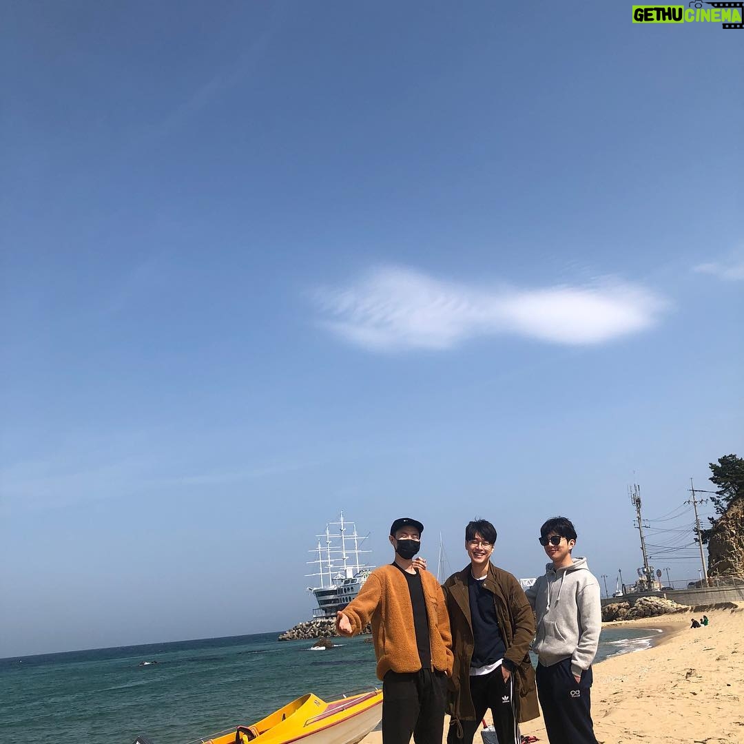 Kang Yoo-seok Instagram - 강릉일기 1. 자~~시작합니당 2. 춘천 인천 투천 아즈씨들과 강릉 3. (Feat. 몰래온 손님 제로) 4. 바다 처음본대요~~ 5. 우리집 겨울이가 낳은 아가🐶 6. 겨울이가 아가낳아서 상상임신한 우리 또미,,🐶 7. 집 마당에서 고기꾸워먹었지롱 8. 그롬 안뇽~ 강릉 집에서